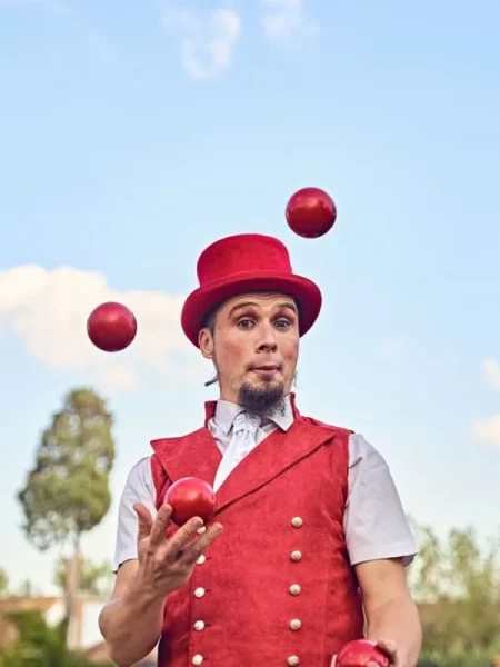 juggling-balls-red